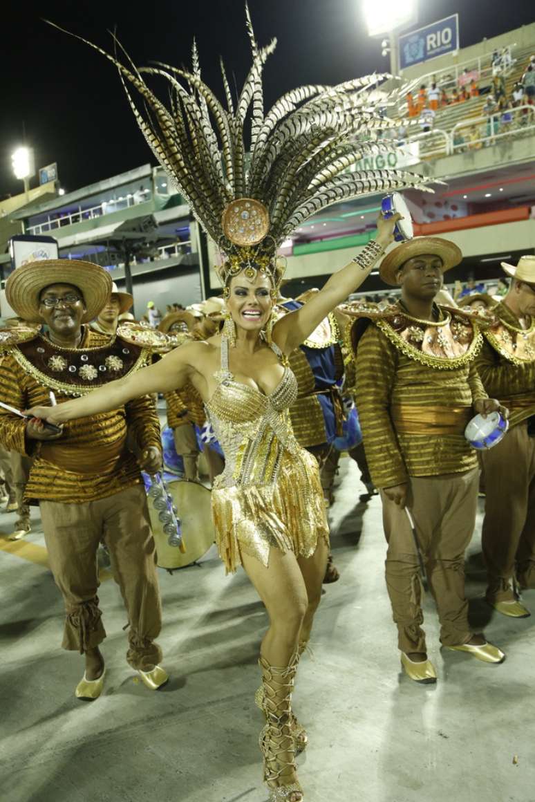 Vivi Araújo usou um look dourado que evidenciou suas curvas