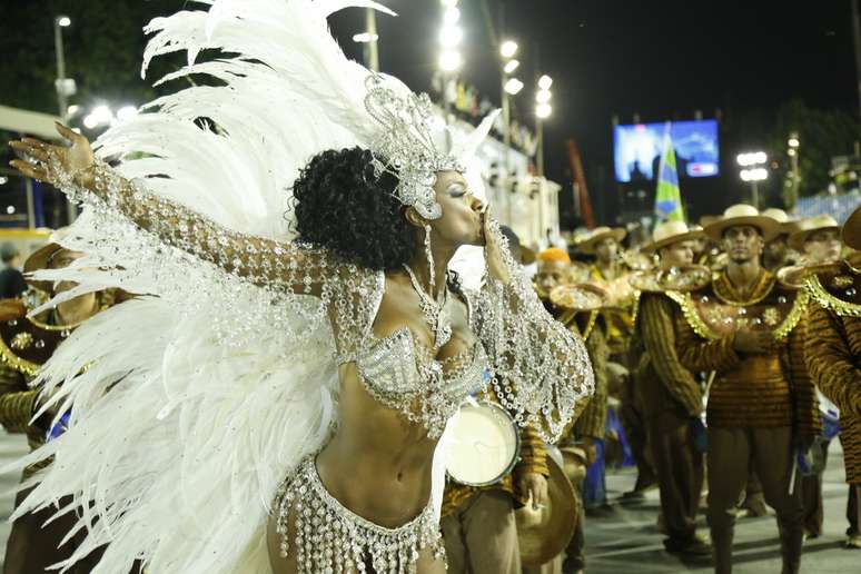 <p>Cris é rainha de bateria da Imperatriz Leopoldinense na vida real</p>