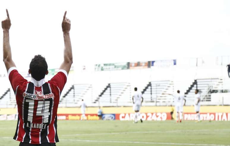 <p>Alan Kardec briga por vaga para jogar no cl&aacute;ssico contra o Corinthians</p>