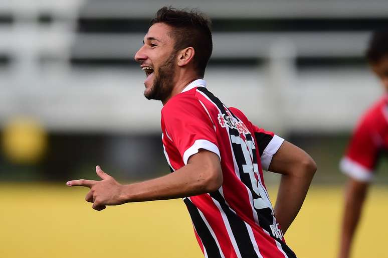 <p>São Paulo bateu Bragantino com dois gols de Boschilia</p>