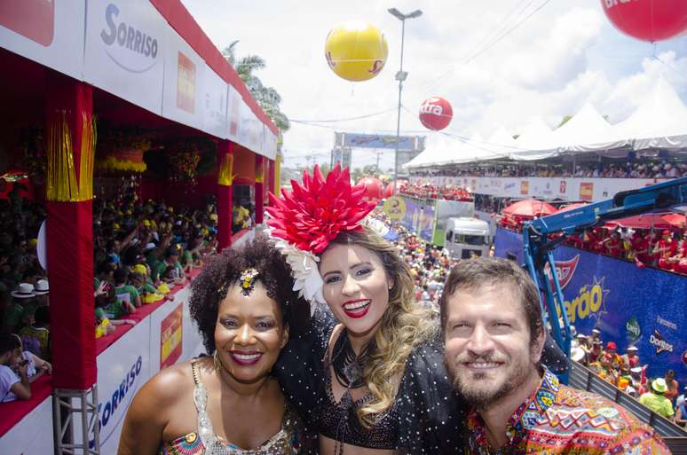 <p>Ao lado de Lia Sophia, os estreantes Margareth Menezes e Saulo Fernandes curtem o maior bloco carnavalesco do mundo</p>