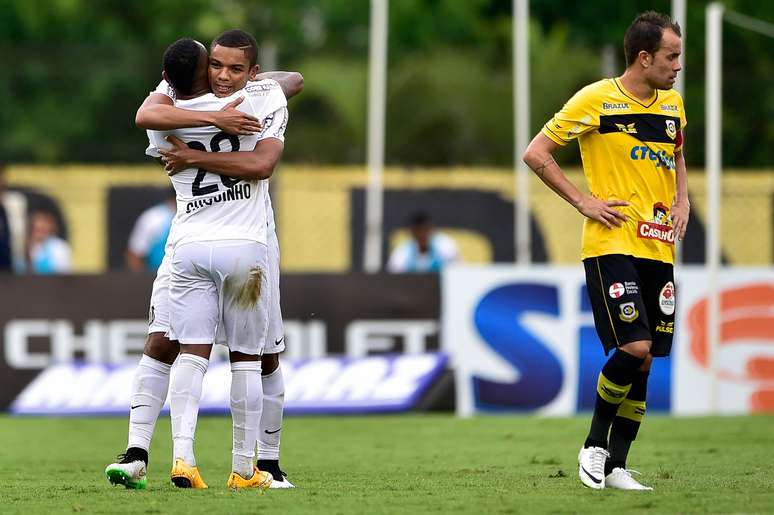 <p>David Braz recebe carinho dos companheiros ap&oacute;s decidir a favor do time alvinegro</p>