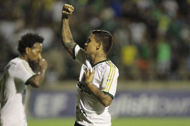 Dudu cumprimentou a torcida ap&oacute;s o gol