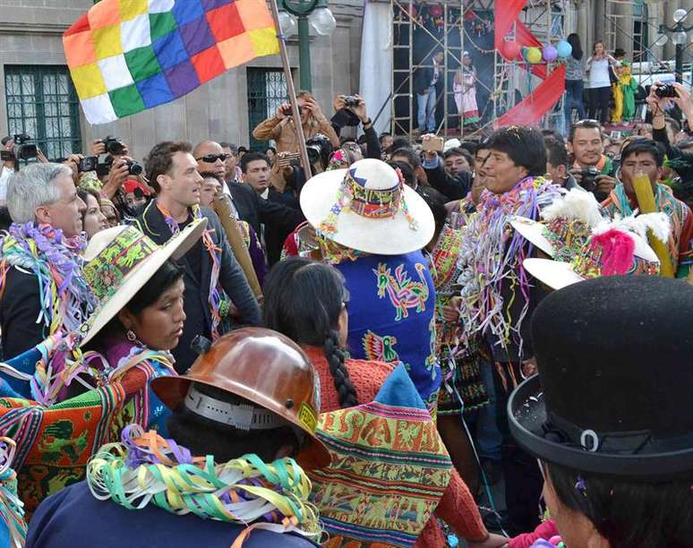 Jude Law desfilou com Evo Morales na "challa de Carnaval", celebração de agradecimento à deusa andina Pachamama, mãe-terra