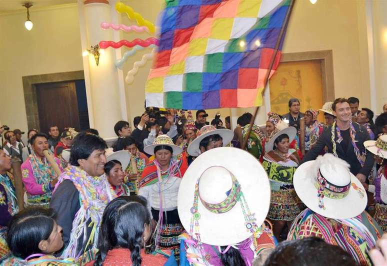 Evo Morales e Jude Law no Carnaval em La Paz