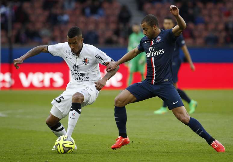 <p>Lucas deixou o gramado com dores musculares no segundo tempo do duelo contra o Caen</p>