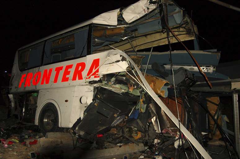 <p>Destro&ccedil;os do &ocirc;nibus que colidiu com o trem em Anahua s&atilde;o vistos no local do acidente, no estado de Nuevo Le&oacute;n</p>