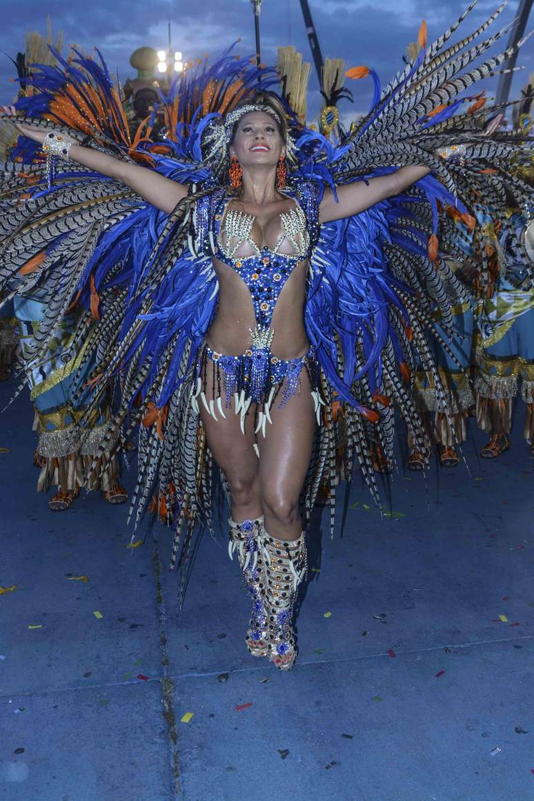 A Nen&ecirc; de Vila Matilde encerrou o primeiro dia de desfiles do Carnaval de S&atilde;o Paulo. O tema da escola foi Mo&ccedil;ambique, a lend&aacute;ria terra do Bogot&aacute; sagrado