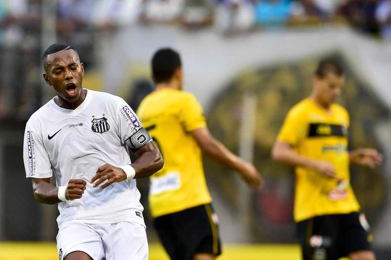<p>Robinho perdeu algumas boas chances de gol pelo lado do Santos</p>