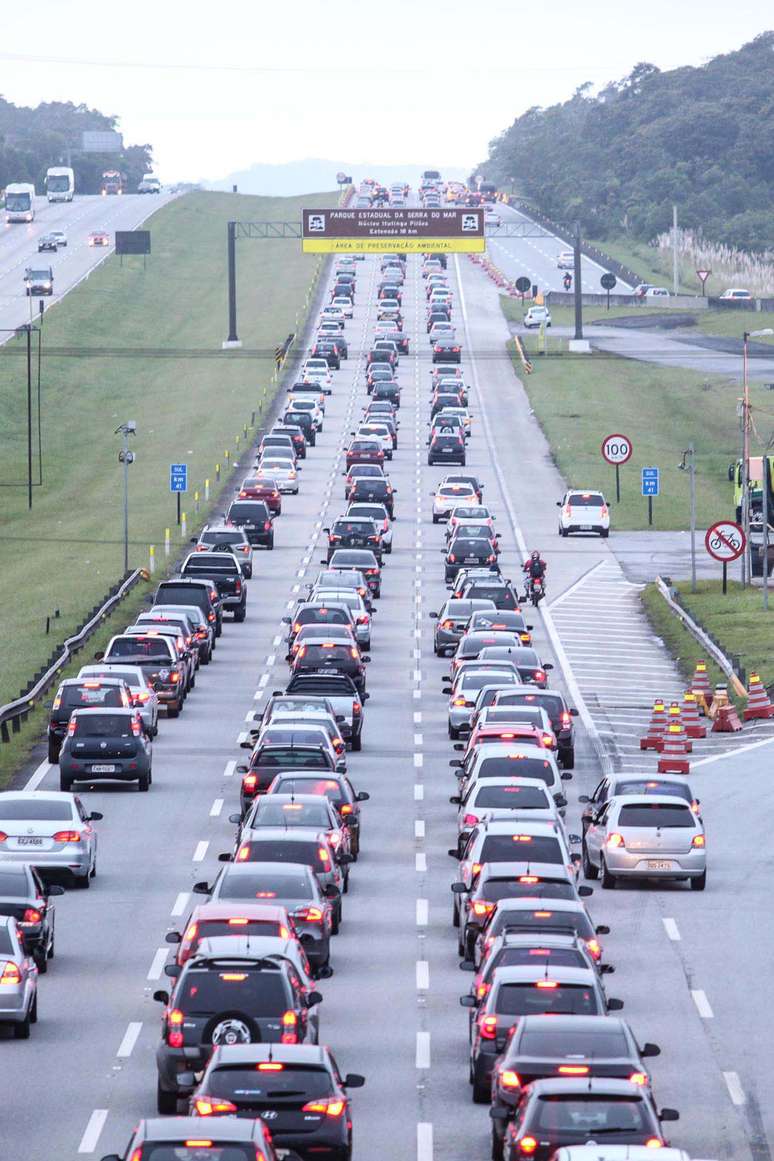 Trânsito deve ficar intenso na saída para o feriado prolongado