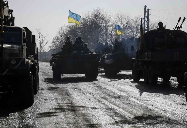 Membros das forças armadas ucranianas num blindado de transporte perto de Debaltseve