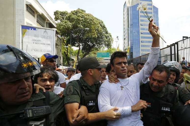 O líder da oposição venezuelana Leopoldo Lopez é escoltado por guardas nacionais antes de se entregar em Caracas, em 18 de fevereiro de 2014