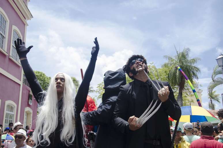 Cobiçada pelos estados do Sudeste, Tempestade foi flagrada ao lado de Wolverine no Carnaval de Olinda