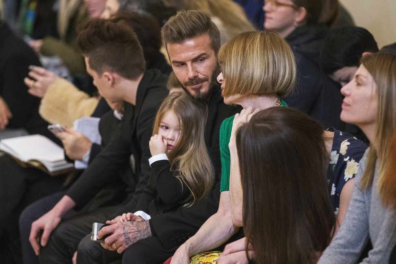 Os filhos do casal, Harper e Brooklin, marcaram presença no desfile