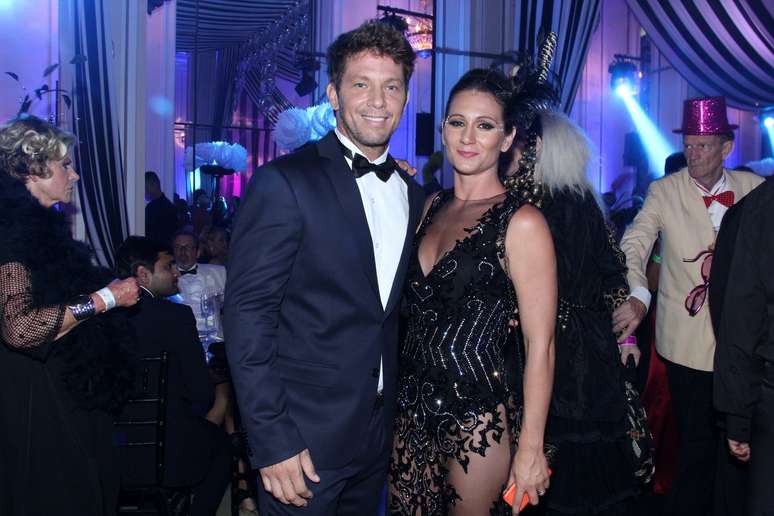 Mário Frias foi a baile acompanhado da mulher Juliana Frias, que exibiu vestido bastante sensual com transparências