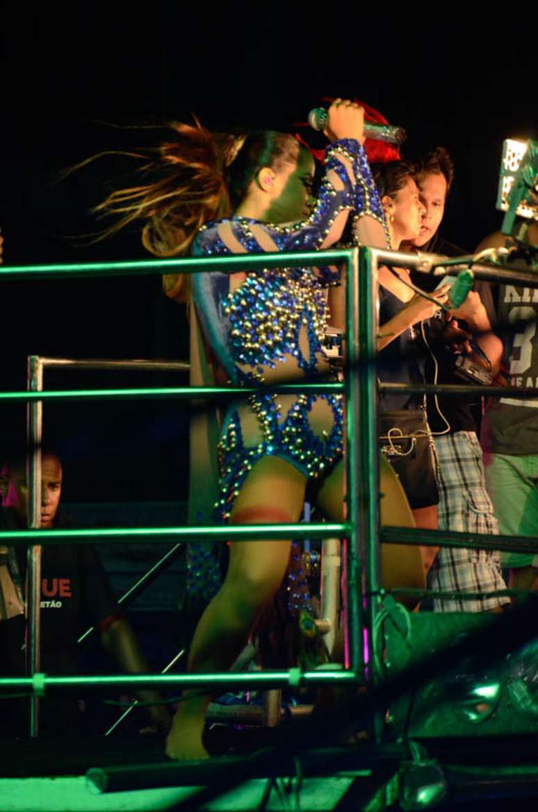 Anitta também foi até o chão em Salvador