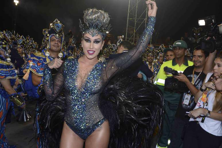 Primeira escola a desfilar na noite deste sábado (14), a Vila Maria levou para o sambódromo o enredo "só os diamante são eternos na química divina"