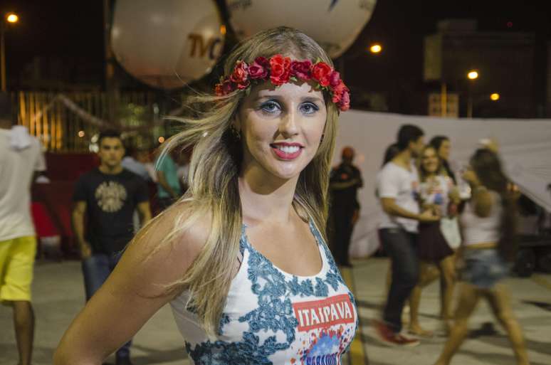 <p>Renata Franciozi, catarinense residente em Recife, fez seu próprio adereço no cabelo</p>