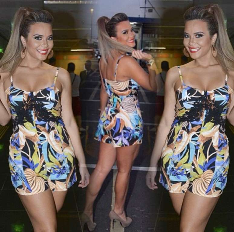 Vestindo um macaquinho curto, decotado e estampado, a modelo apostou também em uma maquiagem bem marcada