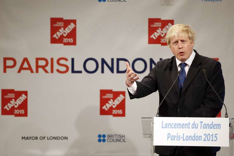 O prefeito Boris Johnson fala durante uma coletiva de imprensa em evento realizado em Paris, 5 de fevereiro