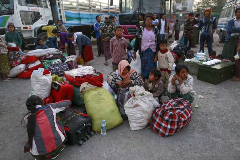 Pessoas fogem de Laukkai, a capital da Kokang no estado de Shan, após confrontos entre o Exército e os rebeldes