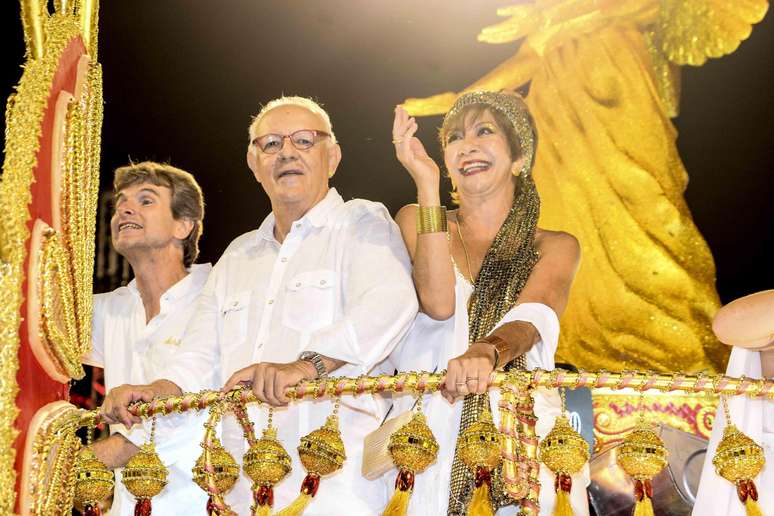 Ator Ney Latorraca compareceu a desfile no carro que levava Marília Pêra