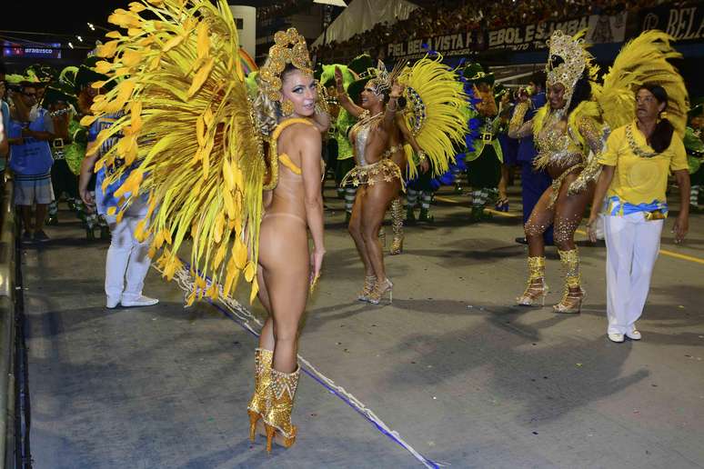 <p>A Acadêmicos do Tatuapé abusou do dourado no sambódromo do Anhembi</p>