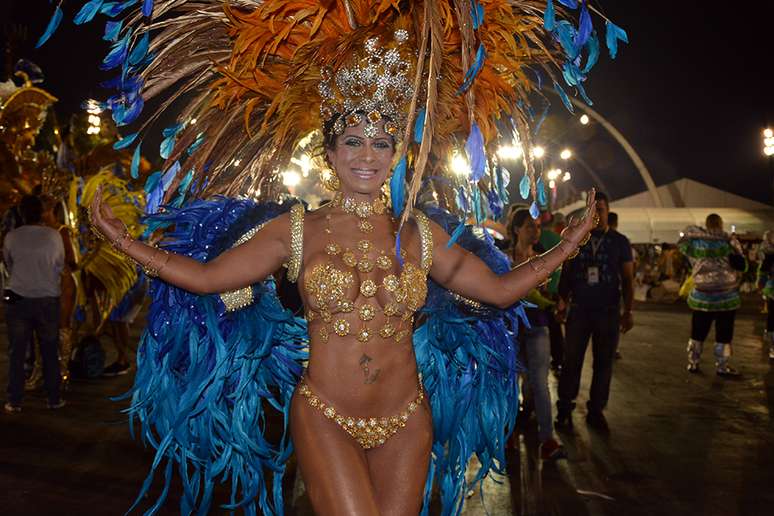 No início do desfile, Yara levava um pesado adereço na cabeça