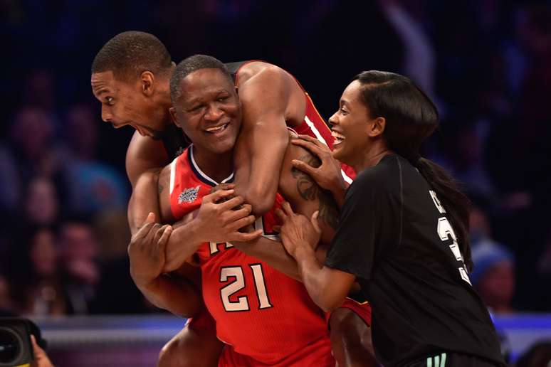 Time de Chris Bosh, composto pelo ex-jogador Dominique Wilkins e pela ala Swin Cash, da WNBA, foi novamente o campeão do Desafio de Arremessos