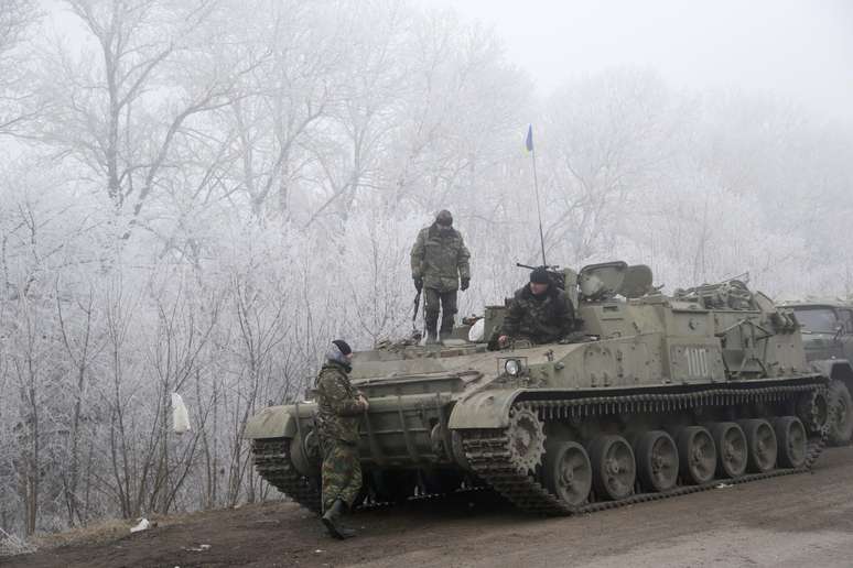 Soldados do governo ucraniano descansam em um veículo blindado na estrada entre as cidades de Dabeltseve e Artemivsk, em 15 de fevereiro