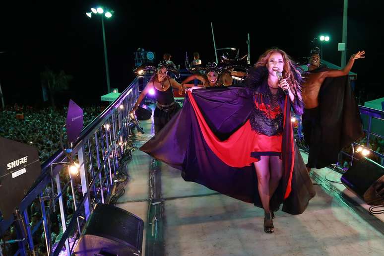 <p>Cantora Daniela Mercury puxa trio usando fantasia de vampira</p>