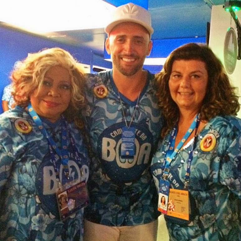 Cantora ao lado de amigos em camarote da Sapuca&iacute;