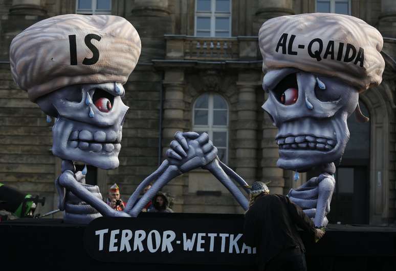 No desfile de Dusseldorf também houve carros dedicados à Charlie Hebdo e à liberdade de expressão