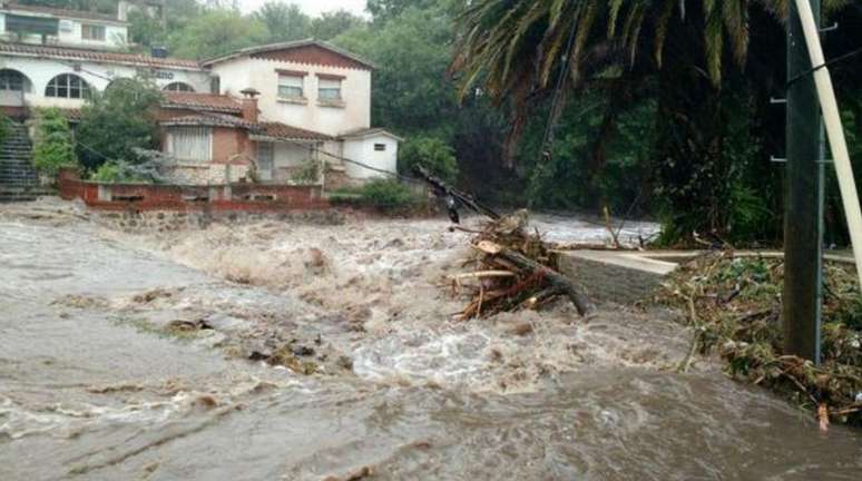 Segundo informações do governo, mil pessoas tiveram que ser evacuadas