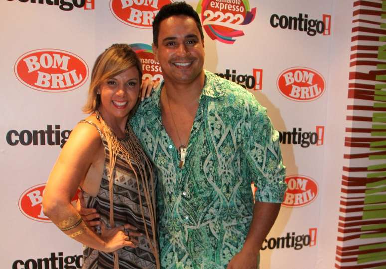 <p>O cantor Xanddy e sua mulher, a dançarina Carla Perez, curtiram juntos a noite de domingo de Carnaval em Salvador</p>
