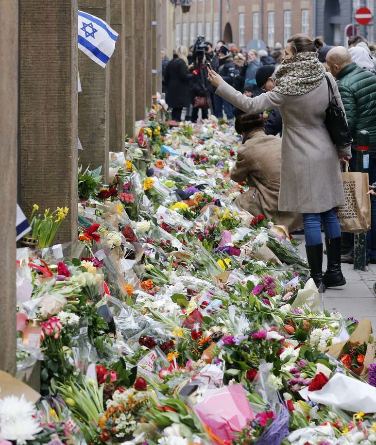 Dinamarqueses colocam flores em frente à sinagoga atacada por um atirador em Copenhague