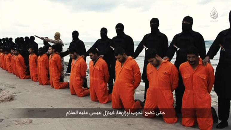 Vídeo divulgado pelo Estado Islâmico em 16 de fevereriro mostra a decapitação de 21 egípcios em uma praia da Líbia