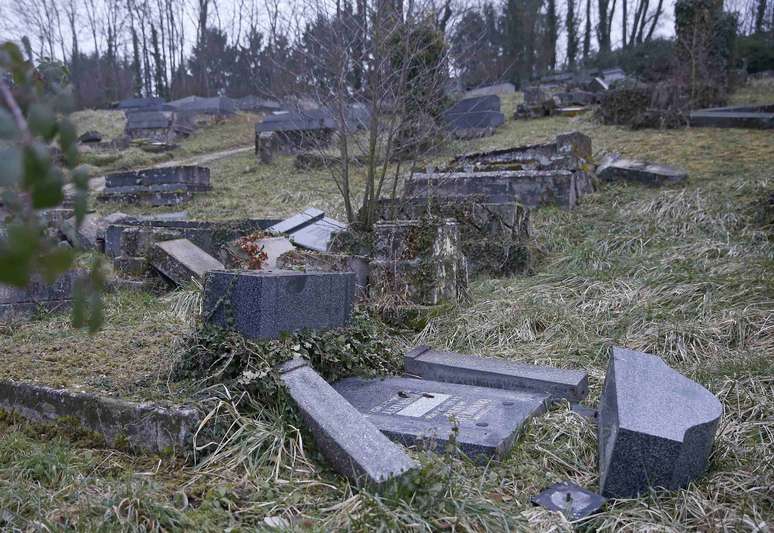 Lápides violadas no cemitério judaico Sarre-Union, no nordeste da França