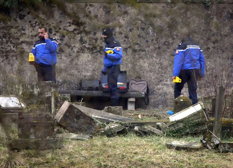Policiais e peritos analisam túmulos violados em um cemitério judeu na França
