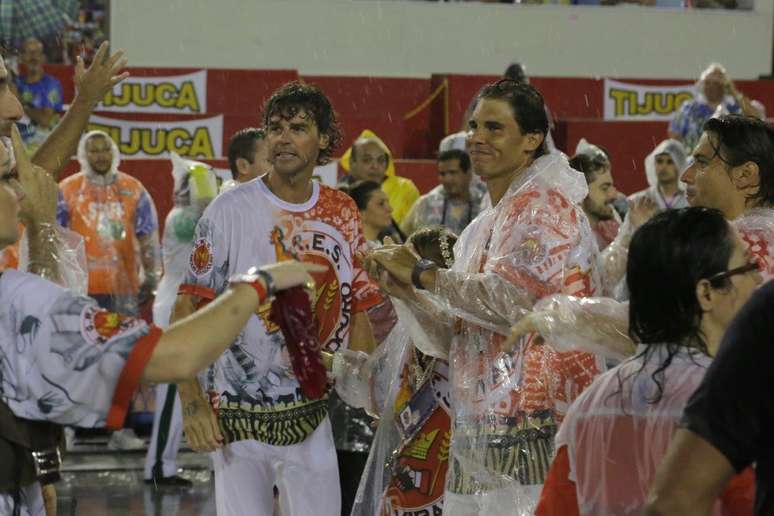 <p>Guga e Rafael Nadal atravessaram o sambódromo com a Viradouro</p>