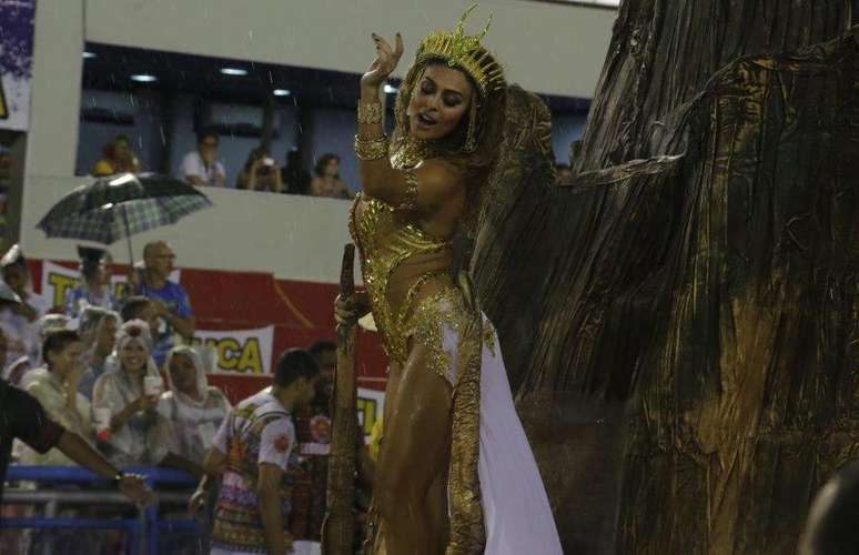 <p>Juliana Paes mostrou corpo escultural em desfile da Viradouro</p>