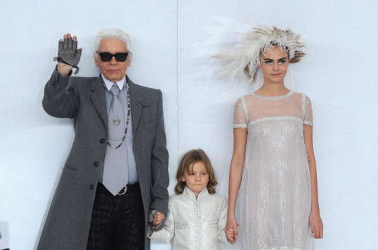 Karl Lagerfeld ao lado do afilhado Hudson Kroenig e da modelo Cara Delevingne