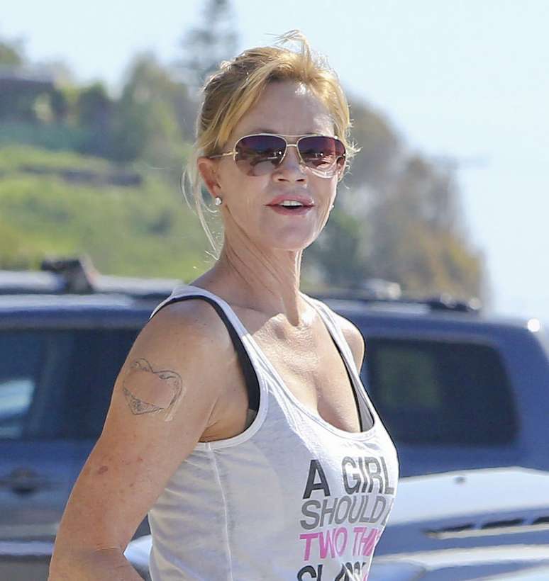 Melanie Griffith exibe tatuagem com nome de Antonio Banderas 'apagado'