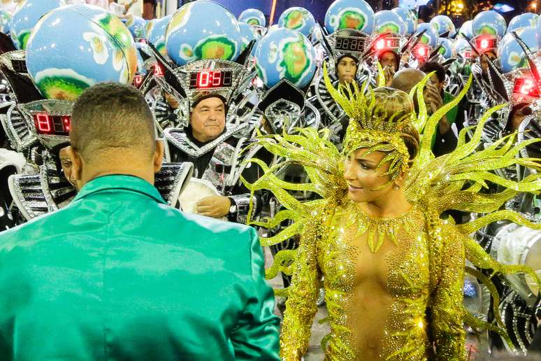 <p>Cláudia Leitte esteve à frente da bateria da Mocidade</p>