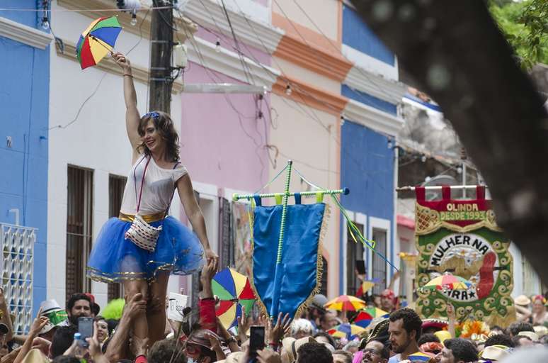 A recifense Luciana Lima mostrou desenvoltura em cima da vara mais cobiçada do Carnaval pernambucano 