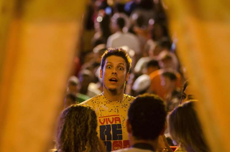 <p>Durante o dia, Fábio Porchat curtiu anonimamente mascarado o Carnaval em Olinda. De noite, no Recife, o comediante deixou a máscara de lado e podia ser facilmente reconhecido na folia</p>