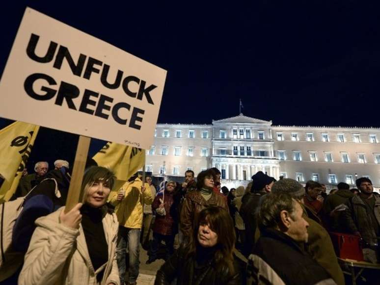Gregos se reúnem em frente ao parlamento durante uma manifestação pró- governo em Atenas