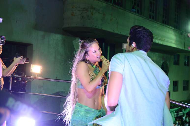 Claudia Leitte foi uma das maiores atrações do Circuito Barra-Ondina, nesta segunda-feira, em Salvador. Menos de um dia depois de se apresentar na Marquês de Sapucaí como rainha de bateria da Mocidade Independente de Padre Miguel, a musa subiu ao trio do Bloco Largadinho e cantou ao lado de Luan Santana
