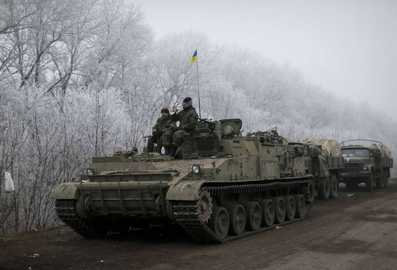 Membros das forças armadas ucranianas são vistos não muito longe de Debaltseve, no leste da Ucrânia, em 15 de fevereiro