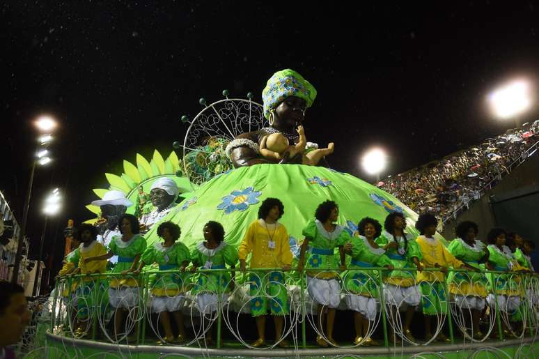 <p>Carro alegórico representando uma ama de leite fez sucesso</p>